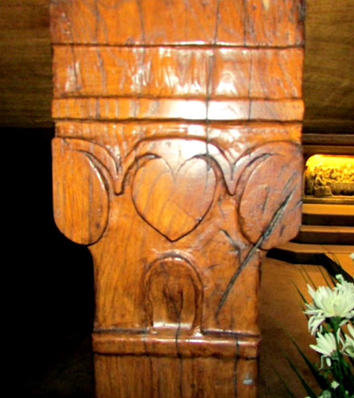 111 Sculpture du pied gauche Fleur de lys avec étamines